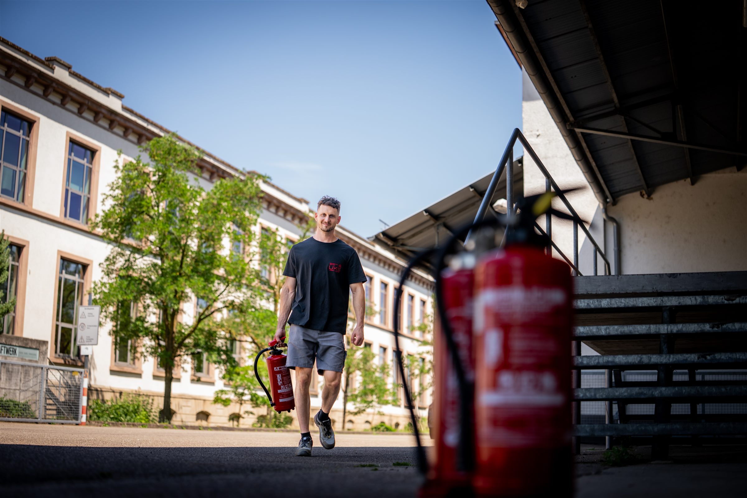 UKS Servicetechniker mit Feuerlöschern